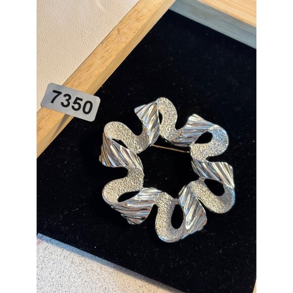 Vintage Silver-Tone Textured & Ribbed Brooch Pin With Wavy Openwork Design - Picture 1 of 8